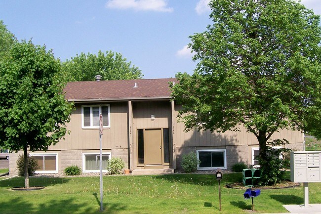 2540 Ruth St in Little Canada, MN - Foto de edificio - Building Photo