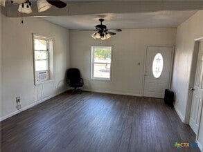 414 S Esplanade St in Cuero, TX - Building Photo - Building Photo