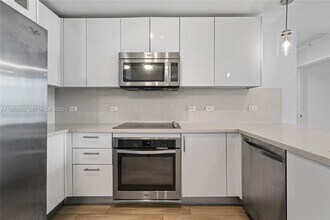 999 SW 1st Ave in Miami, FL - Building Photo - Building Photo