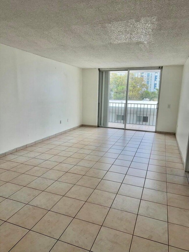 7601 Byron Ave in Miami, FL - Building Photo - Building Photo