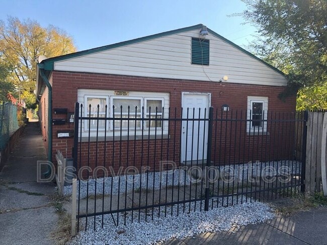 property at 1005 N Pershing Ave