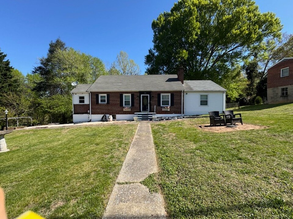 270 Ridge St in Madison Heights, VA - Foto de edificio