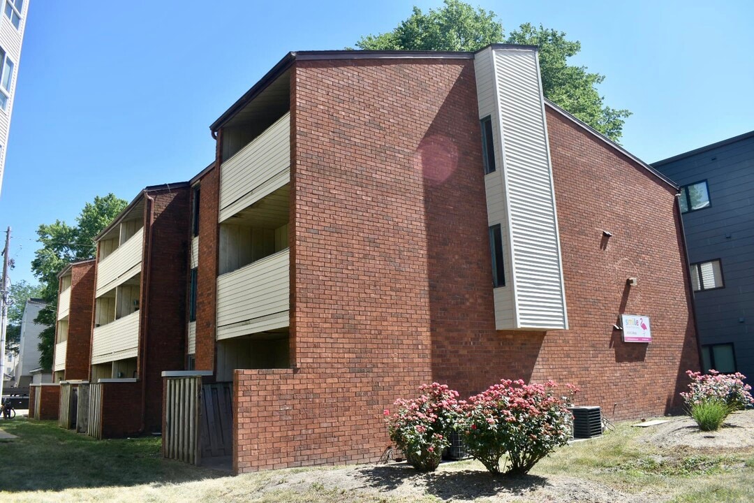 608 E White in Champaign, IL - Foto de edificio