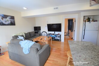 21 Weitz St, Unit 3 in Boston, MA - Foto de edificio - Building Photo