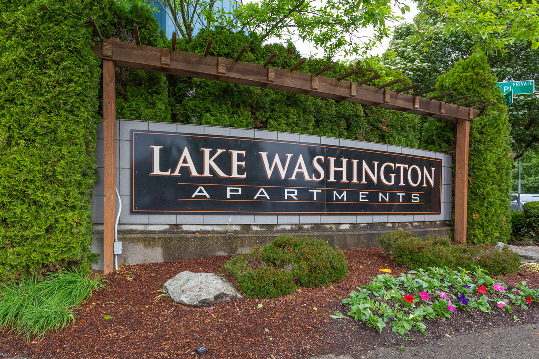 LAKE WASHINGTON APARTMENTS in Seattle, WA - Foto de edificio