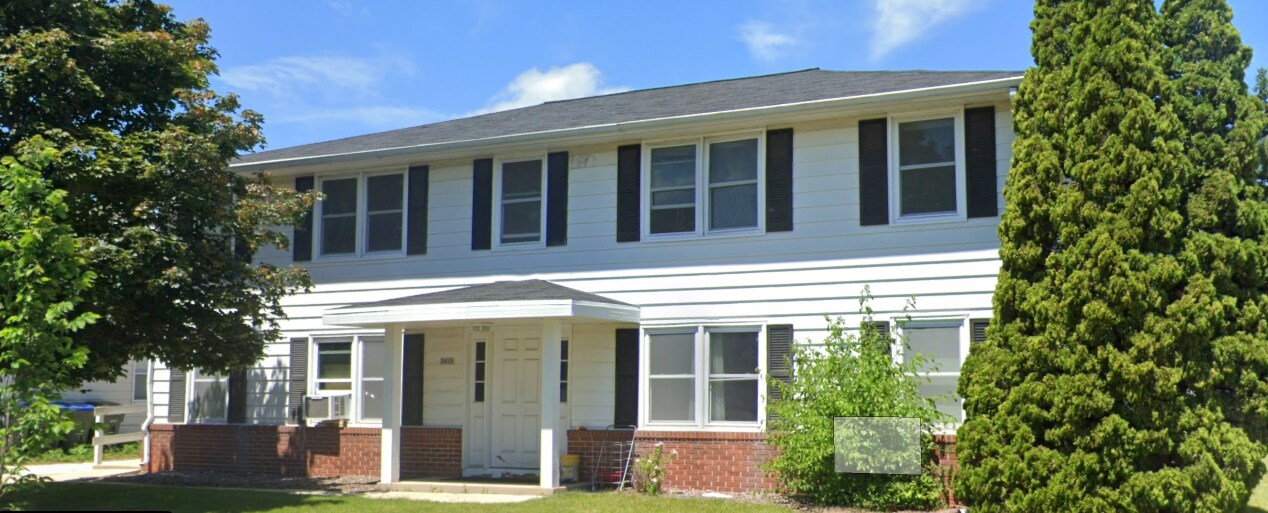 2412 Camelot Blvd, Unit 201 in Sheboygan, WI - Building Photo