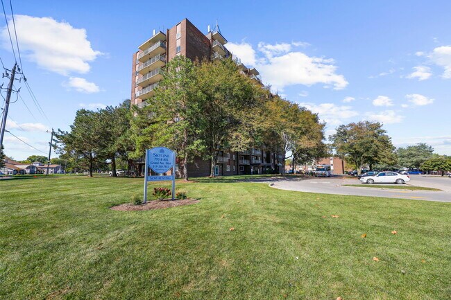 Chatham Towers in Chatham-Kent, ON - Building Photo - Building Photo
