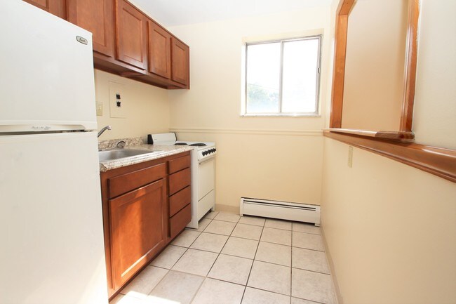 Brittany Apartments in Coraopolis, PA - Foto de edificio - Building Photo