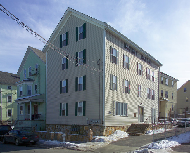 127 Tecumseh St in Fall River, MA - Foto de edificio - Building Photo