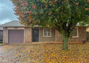 733 W Perry Dr in Mustang, OK - Building Photo