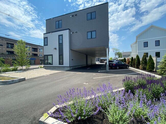 345 Pleasant St in Watertown, MA - Foto de edificio - Building Photo