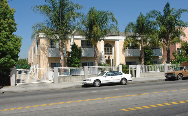 6919 Coldwater Canyon Ave in North Hollywood, CA - Foto de edificio - Building Photo