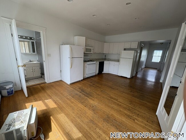 62 Algonquin Rd in Newton, MA - Foto de edificio - Building Photo