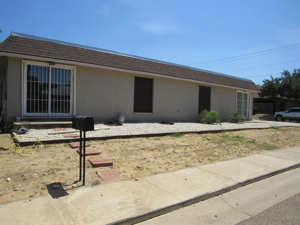 2403 E Frost St in Laredo, TX - Foto de edificio