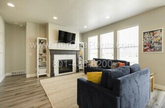 2462 N Stanley Crane Dr in Clinton, UT - Building Photo - Building Photo