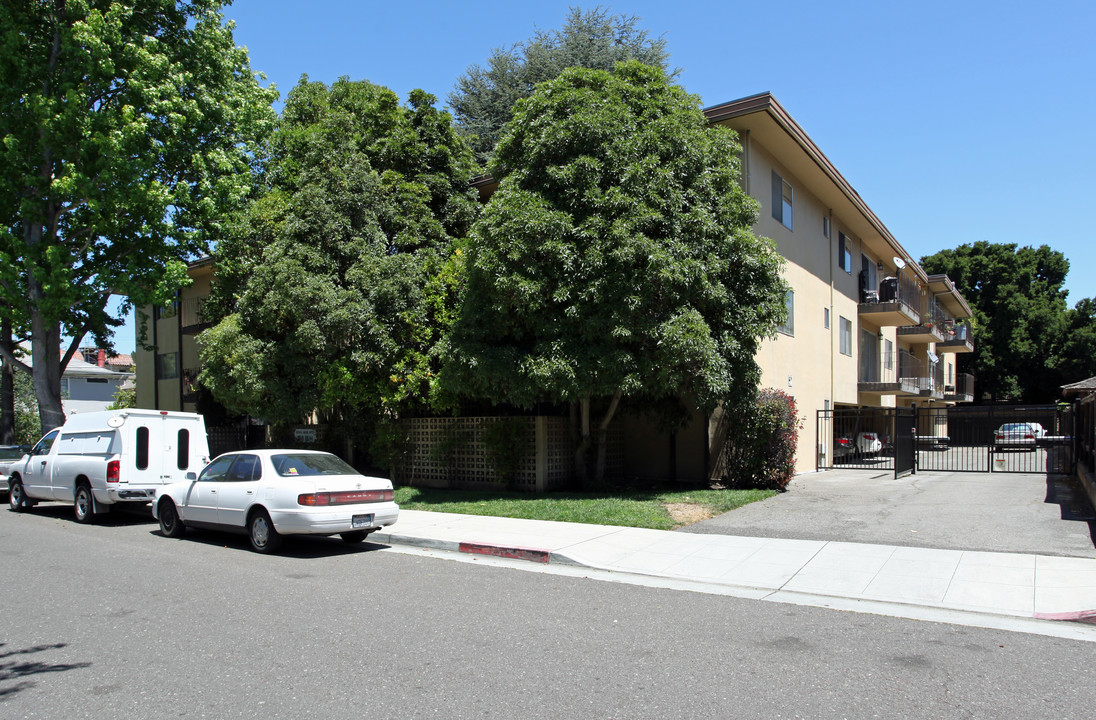 Royal Arms Apartments in San Mateo, CA - Building Photo