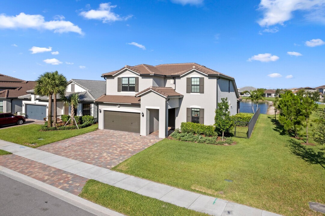 4901 Blistering Way in Greenacres, FL - Building Photo