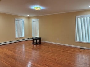 24 Alice Ct in East Rockaway, NY - Building Photo - Building Photo