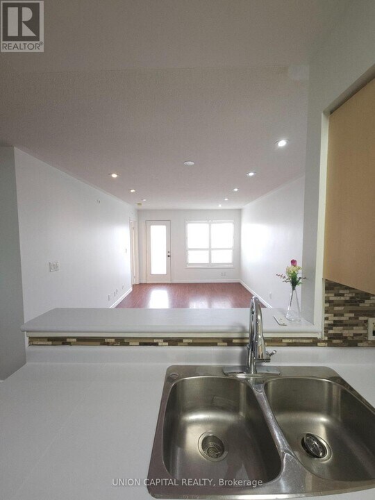 105 Sunrise Dr in Markham, ON - Building Photo