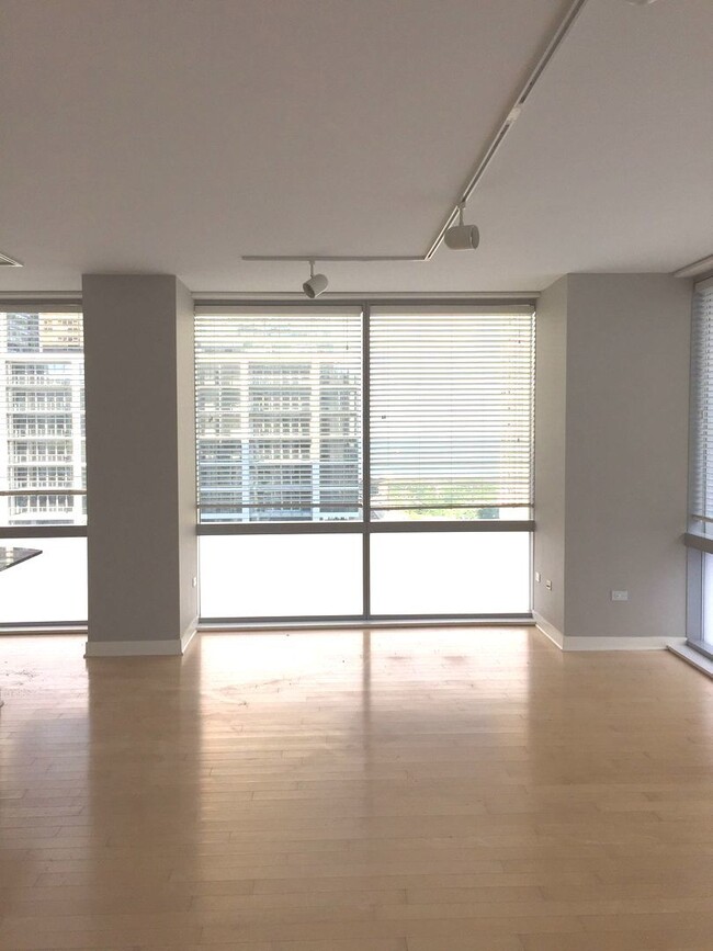 8 E Randolph St, Unit 1804 in Chicago, IL - Foto de edificio - Building Photo