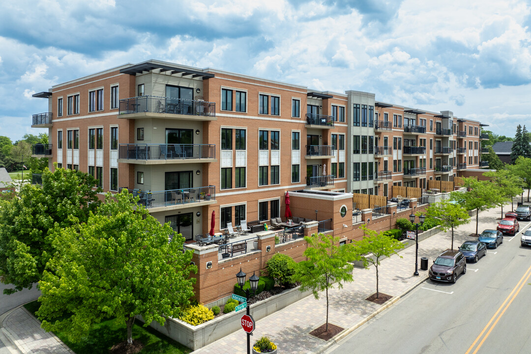 Crescent Court in Elmhurst, IL - Building Photo