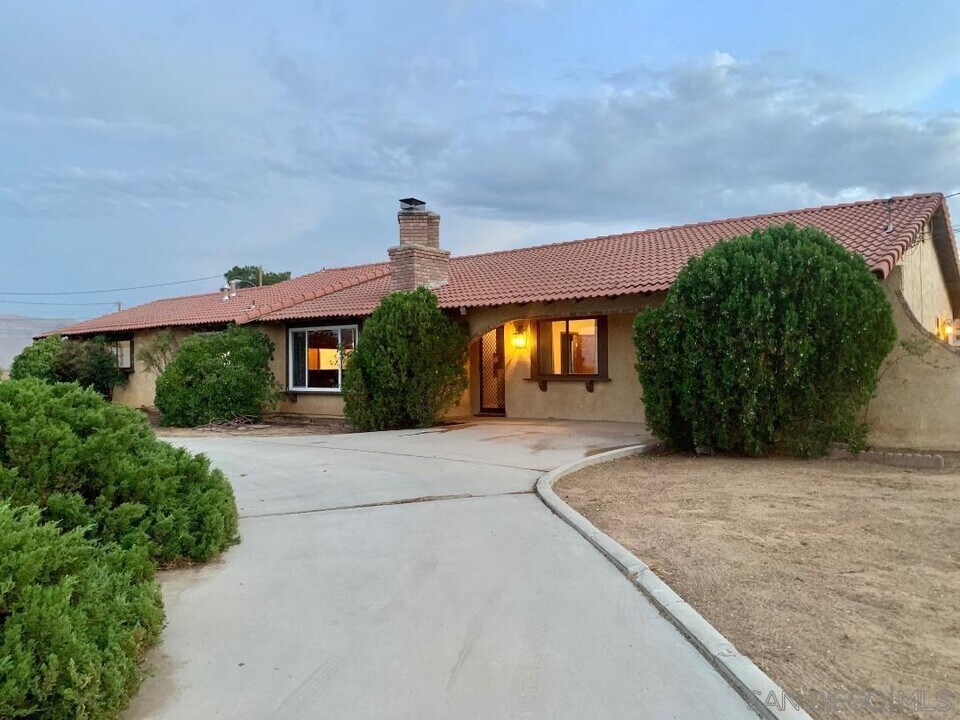 18033 Willow St in Hesperia, CA - Building Photo