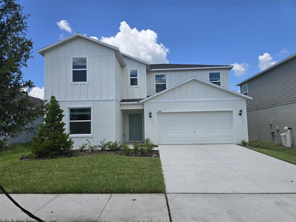 11901 Brae Wy in Dade City, FL - Building Photo