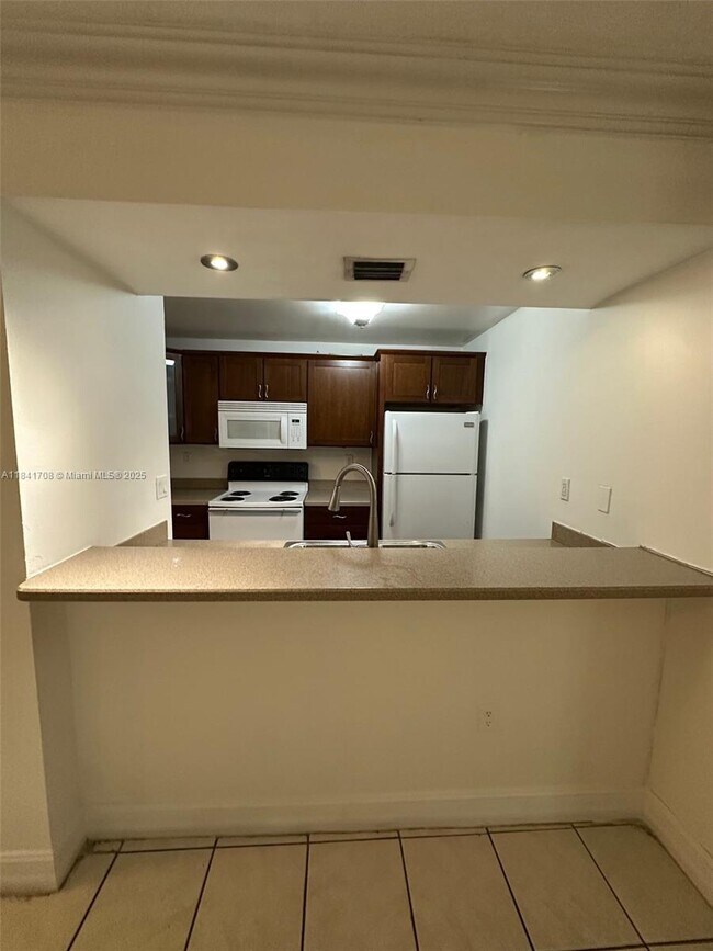 7075 NW 186th St in Hialeah, FL - Foto de edificio - Building Photo