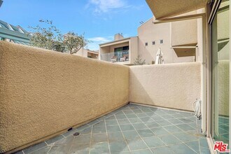 14101 Dickens St in Los Angeles, CA - Foto de edificio - Building Photo