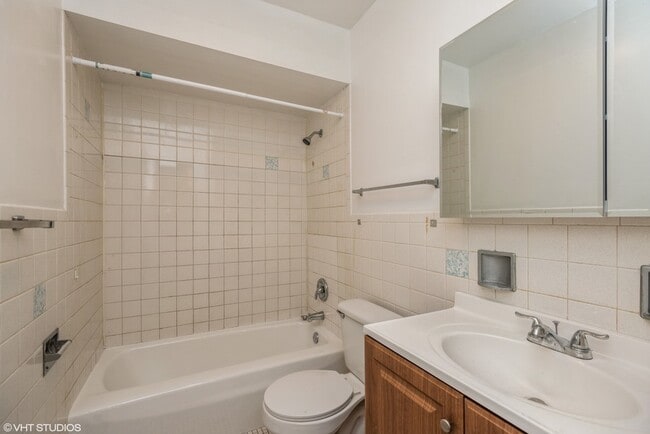 2001 W Touhy Ave in Chicago, IL - Building Photo - Building Photo