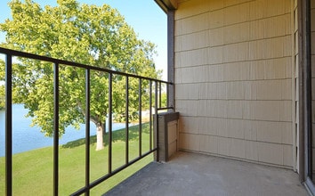 The Madison on the Lake in Houston, TX - Building Photo - Building Photo