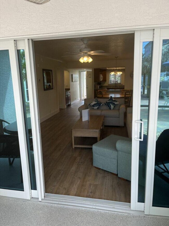 7785 Estero Blvd in Fort Myers Beach, FL - Foto de edificio - Building Photo