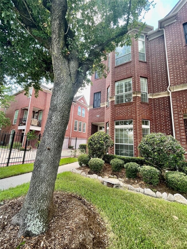 32 Waugh Dr in Houston, TX - Building Photo - Building Photo