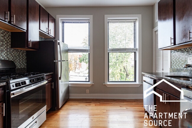 629 W Oakdale Ave, Unit 1 in Chicago, IL - Building Photo - Building Photo