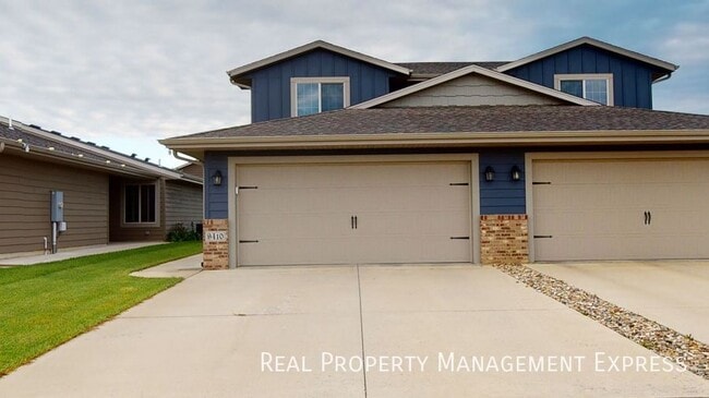 3 Bedroom 1.5 Bathroom Townhome w/ Double Stall Attached Garage on the West side of Sioux Falls in Sioux Falls, SD - Building Photo - Building Photo