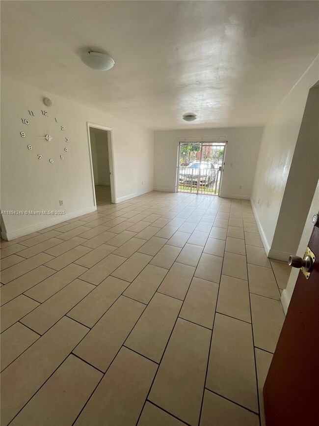 4721 NW 7th St in Miami, FL - Foto de edificio - Building Photo