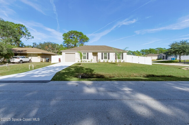 511 Trumpet St SW in Palm Bay, FL - Building Photo - Building Photo