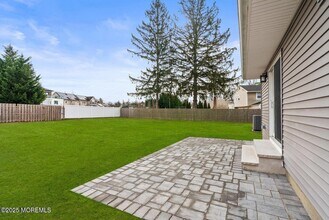 1 Robin Dr in Ocean Township, NJ - Foto de edificio - Building Photo