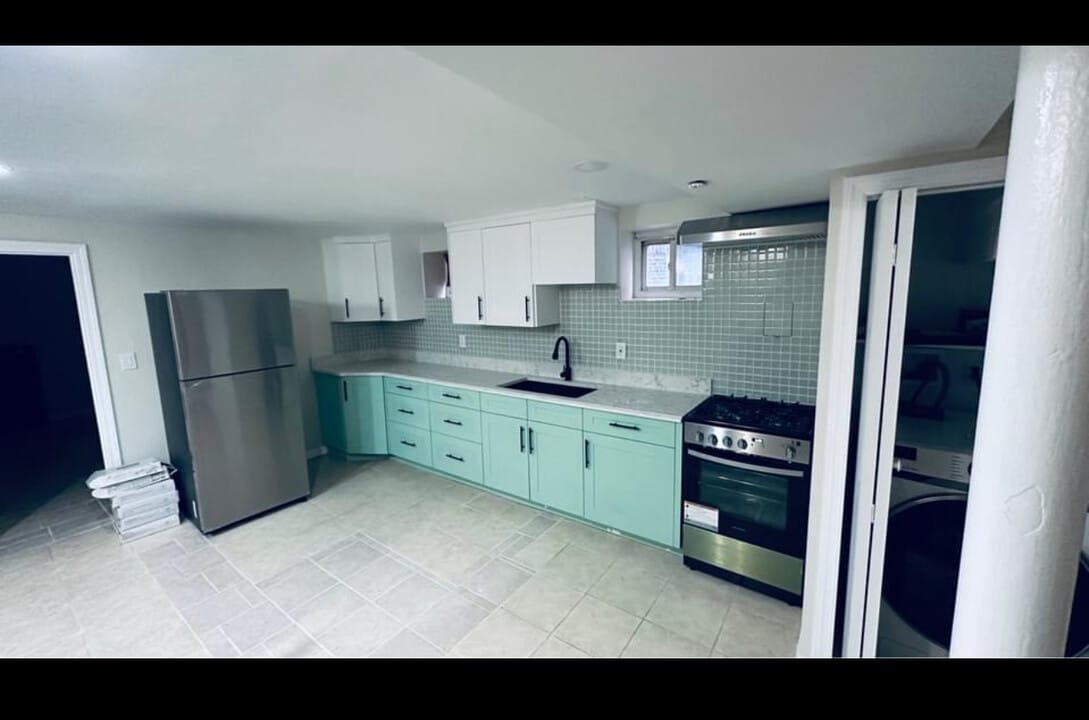 8337 Charlecote Rdg in Jamaica, NY - Building Photo