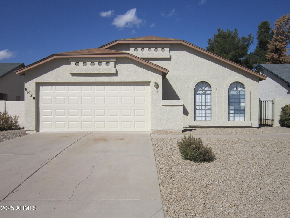8820 W Greenbrian Dr in Peoria, AZ - Building Photo