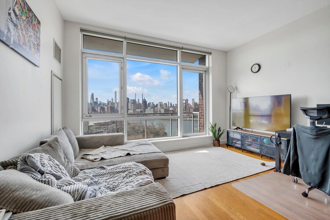 11-24 31st Ave in Queens, NY - Building Photo