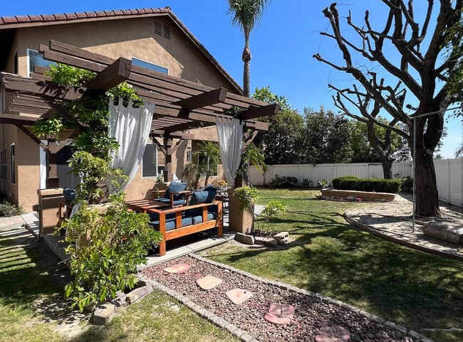 7 Coronado in Lake Forest, CA - Foto de edificio - Building Photo