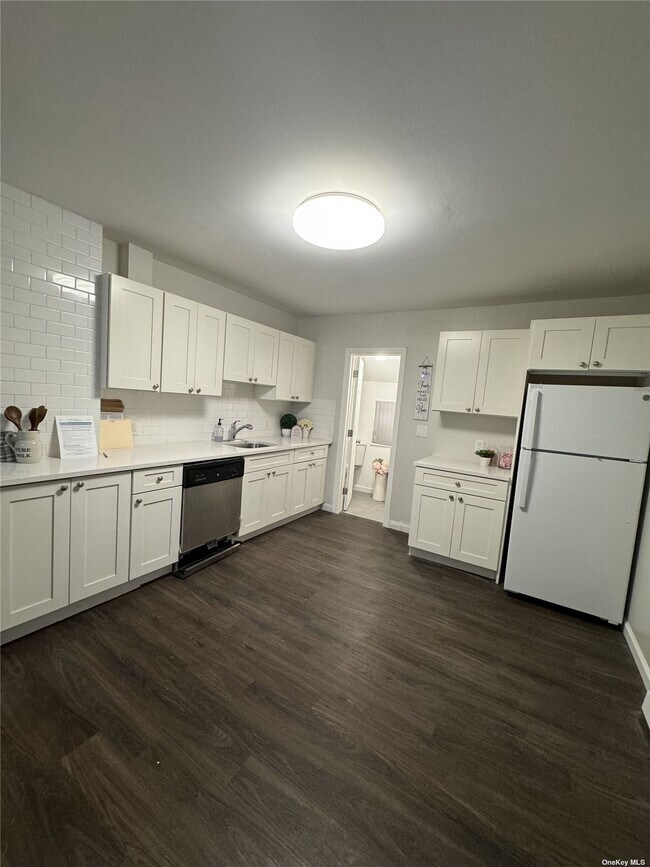 105 Front St, Unit 1 in Hempstead, NY - Building Photo - Building Photo