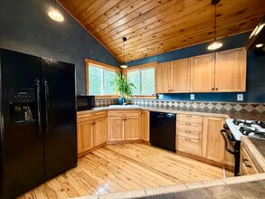 1611 N Fork Rd in Columbia Falls, MT - Foto de edificio - Building Photo