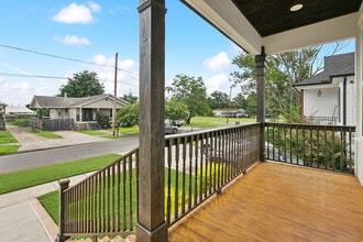 90 E Claiborne Square in Chalmette, LA - Building Photo - Building Photo