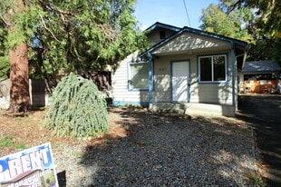 910 NW D St in Grants Pass, OR - Building Photo