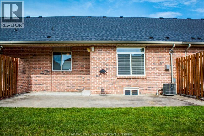 1995 Venetian Ave in Windsor, ON - Building Photo - Building Photo