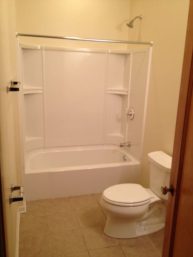 2704 E Hartford Ave in Milwaukee, WI - Building Photo - Building Photo