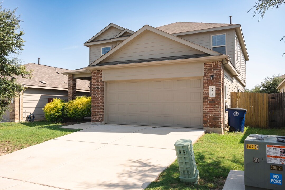 5808 Bell Tower Ln in Austin, TX - Foto de edificio