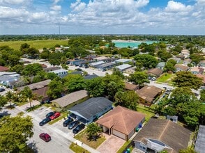 2731 NW 14th St in Fort Lauderdale, FL - Foto de edificio - Building Photo